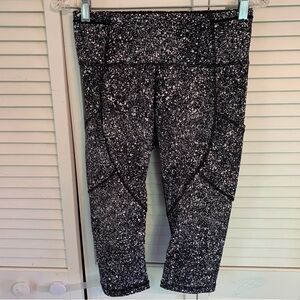 Lululemon Outrun 17" Crop Style W6ABNS Women’s Size 6 Splatter White Black/Black